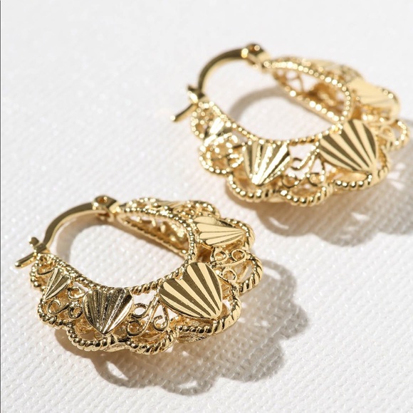 New Vanessa Mooney Gold Lilian hoops earrings - Picture 2 of 5